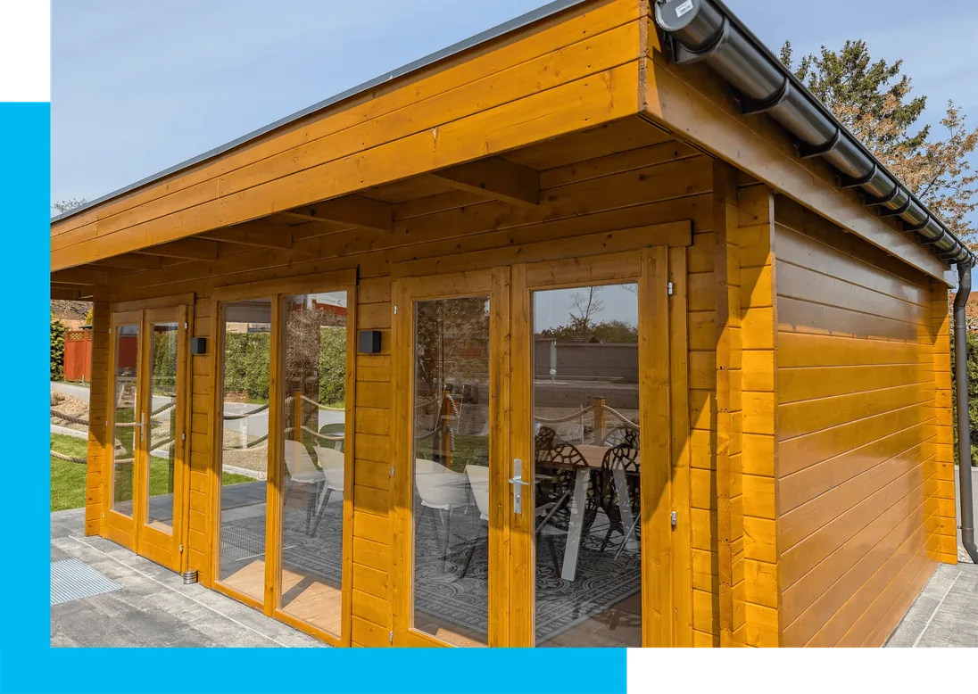 Lasierter Holzpavillon im Außenbereich