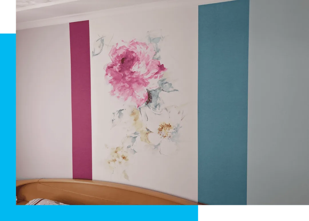 Farbige Wandgestaltung mit floralem Motiv