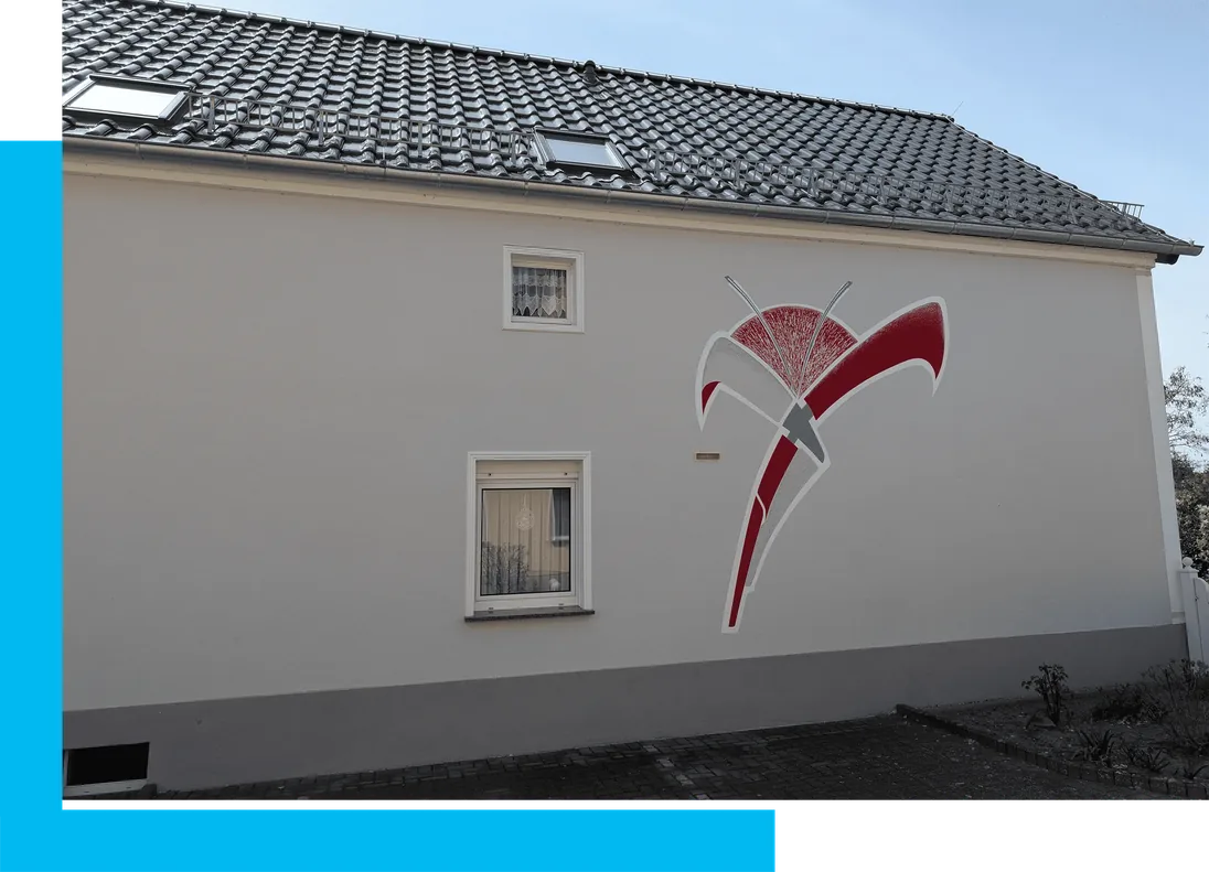 Künstlerische Fassadengestaltung mit floralem Motiv